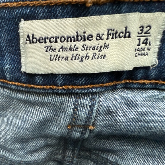 Abercrombie & Fitch Ultra High Rise Ankle Straight - Size 32 / 14 - Picture 4 of 5
